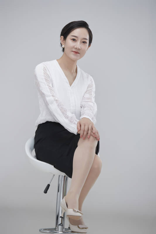 白色背景下职场职业成年女性经理人公关图片