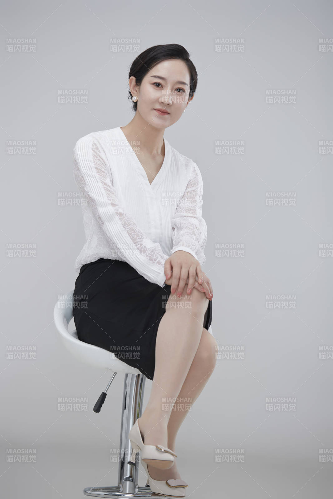 白色背景下职场职业成年女性经理人公关图片