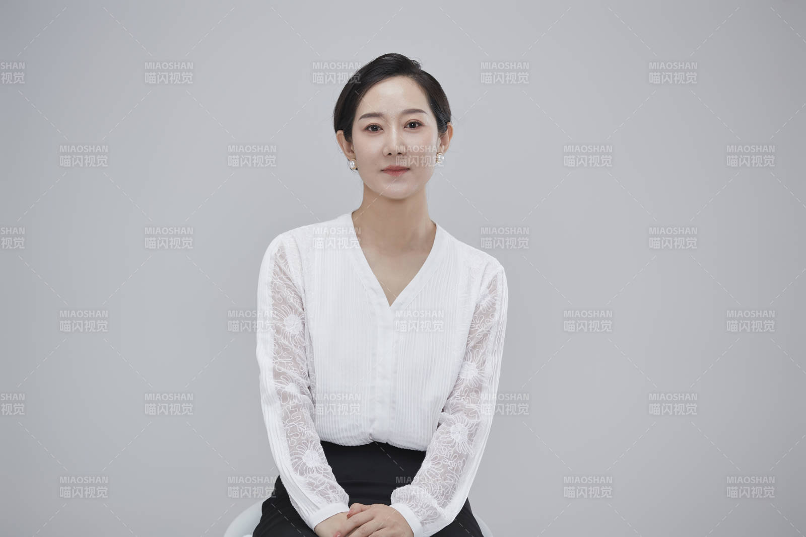 白色背景下职场职业成年女性经理人公关图片