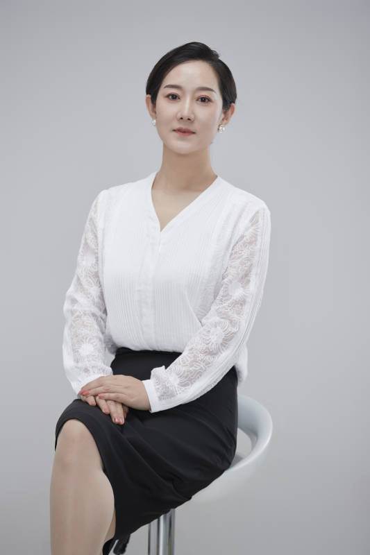 白色背景下职场职业成年女性经理人公关图片