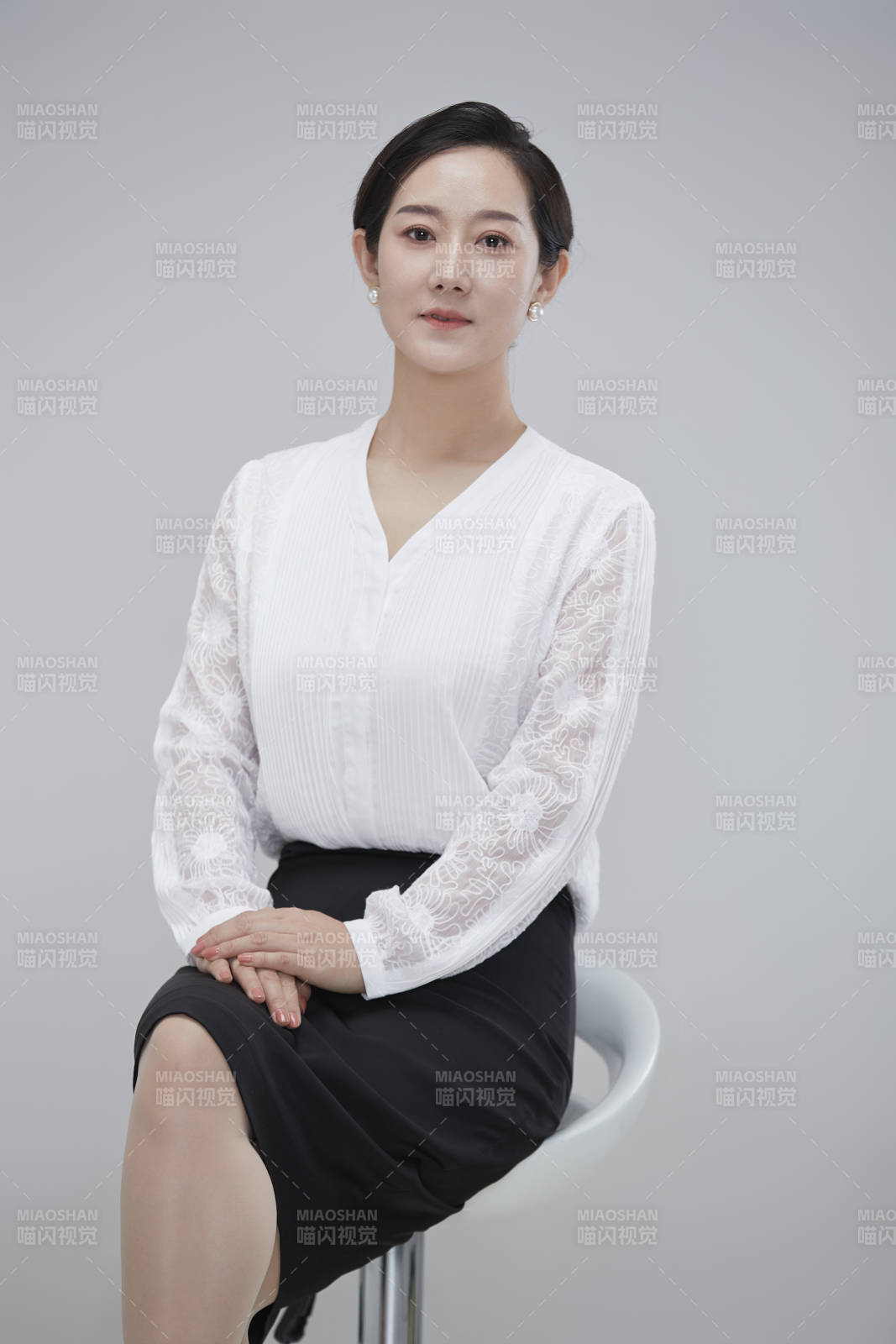 白色背景下职场职业成年女性经理人公关图片