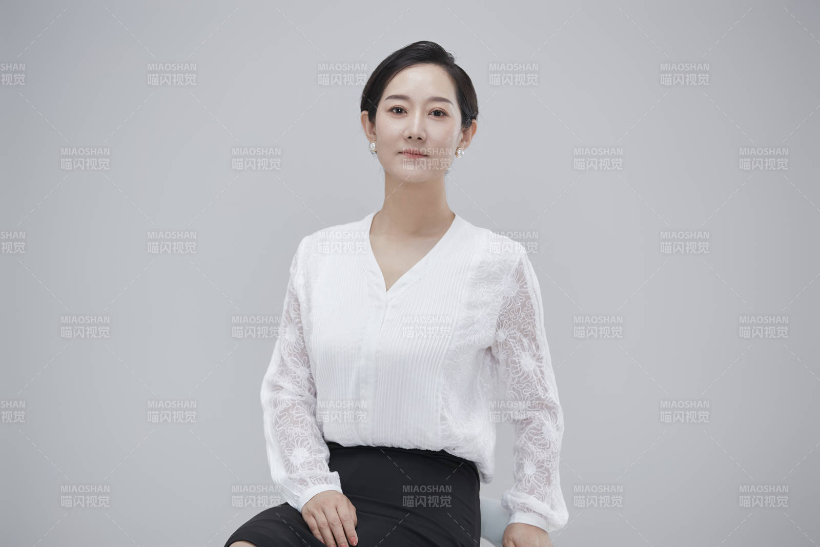 白色背景下职场职业成年女性经理人公关图片