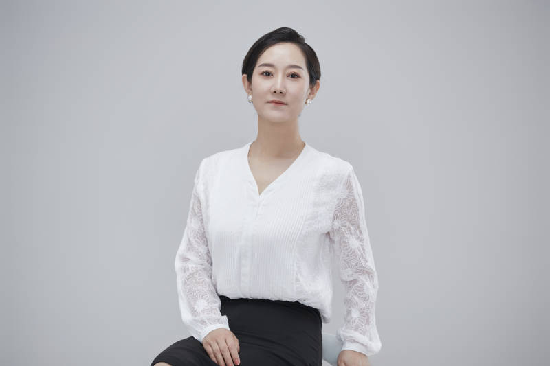 白色背景下职场职业成年女性经理人公关图片