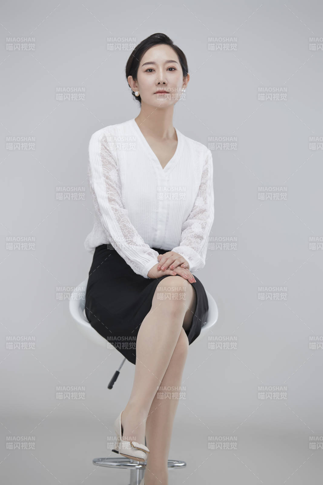 白色背景下职场职业成年女性经理人公关图片