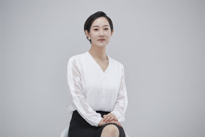 白色背景下职场职业成年女性经理人公关图片