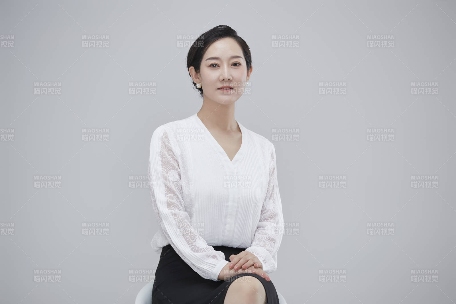 白色背景下职场职业成年女性经理人公关图片