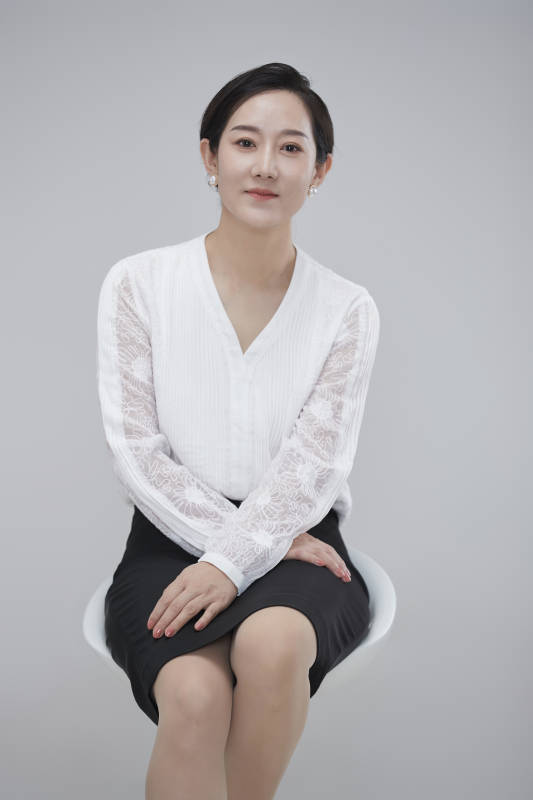 白色背景下职场职业成年女性经理人公关图片