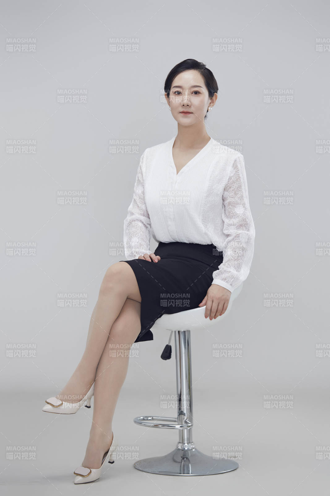 白色背景下职场职业成年女性经理人公关图片