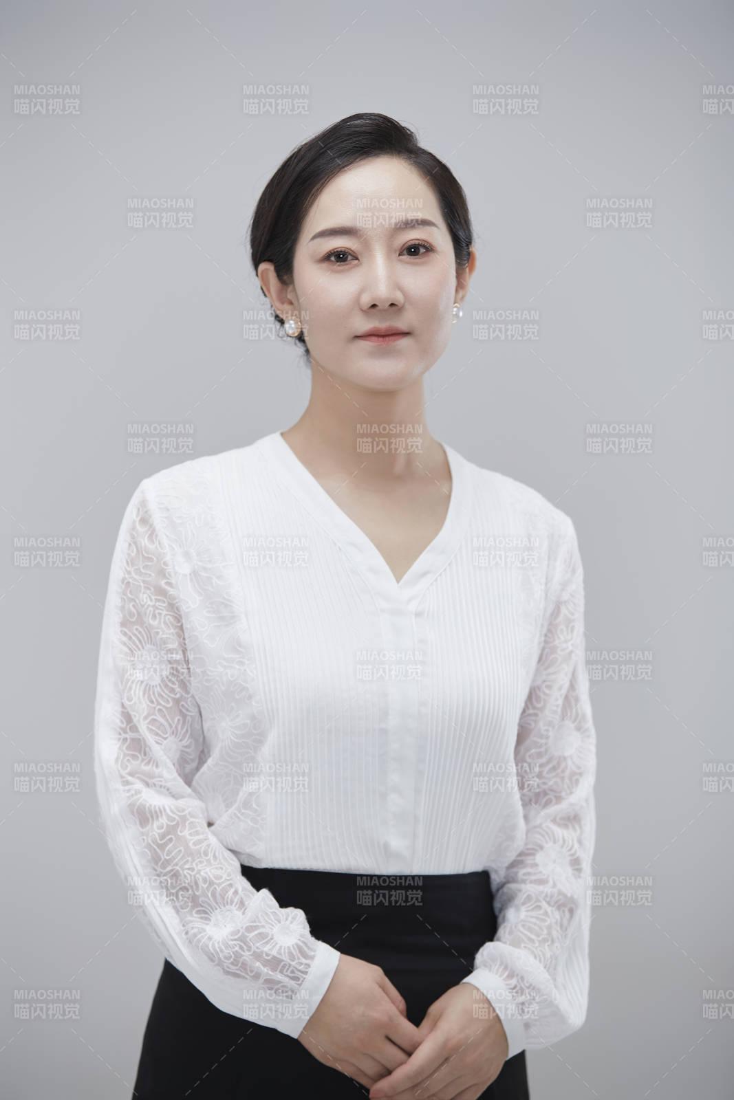 白色背景下职场职业成年女性经理人公关图片