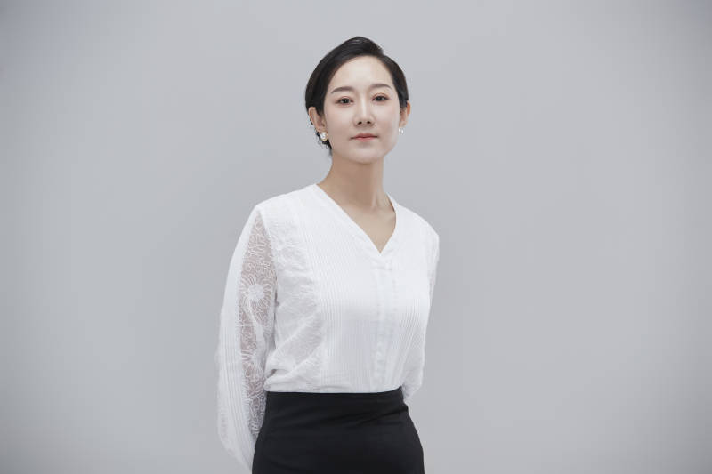 白色背景下职场职业成年女性经理人公关图片