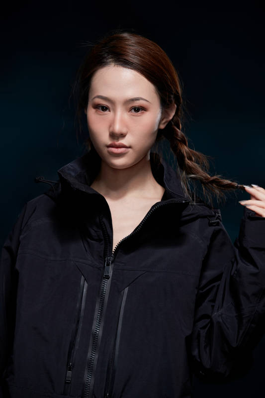 穿戴齐全单板滑雪装备的亚洲美女图片