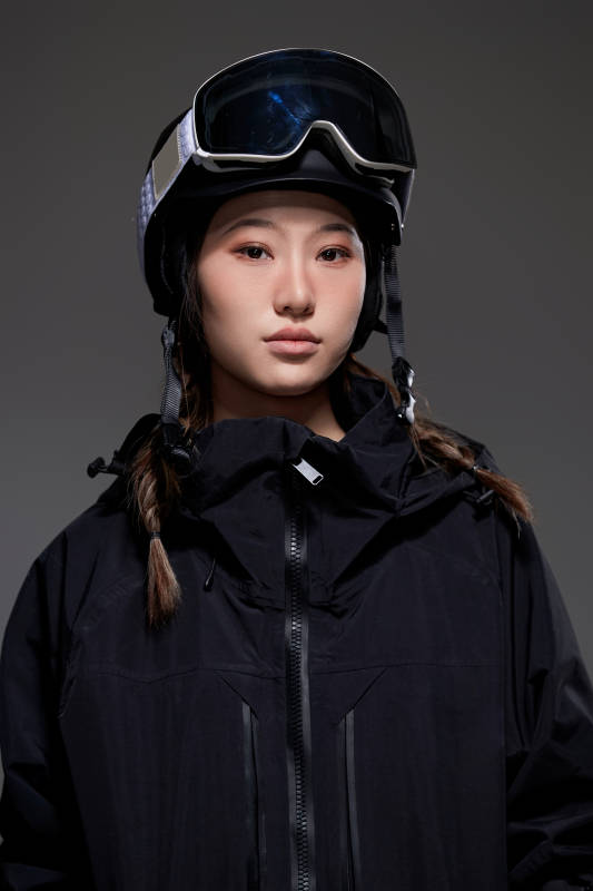 穿戴齐全单板滑雪装备的亚洲美女图片