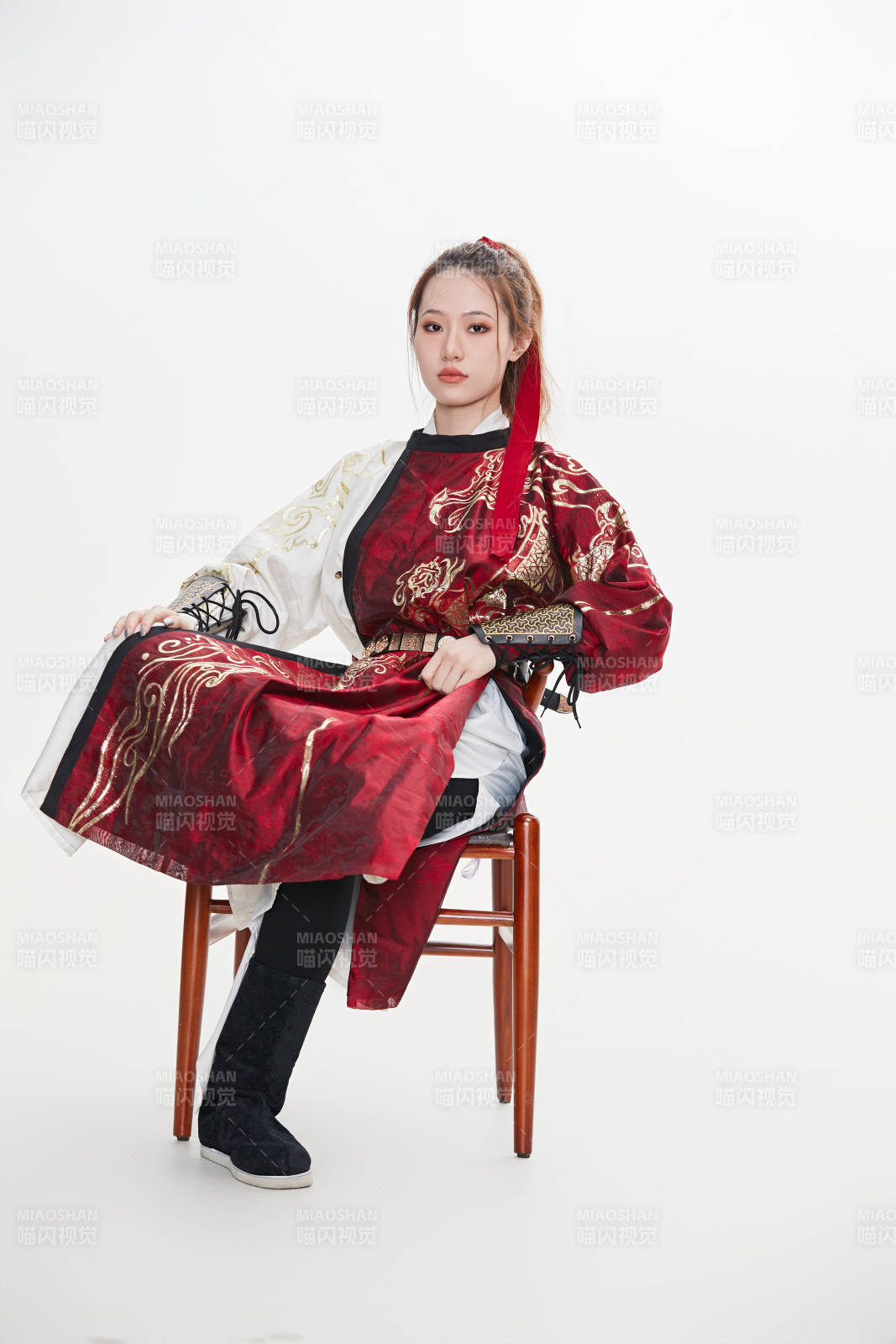 身穿武侠古风汉服英气十足的亚洲美女图片