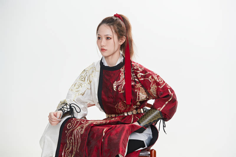 身穿武侠古风汉服英气十足的亚洲美女图片