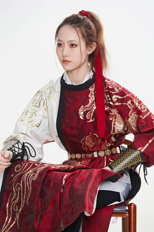 身穿武侠古风汉服英气十足的亚洲美女图片