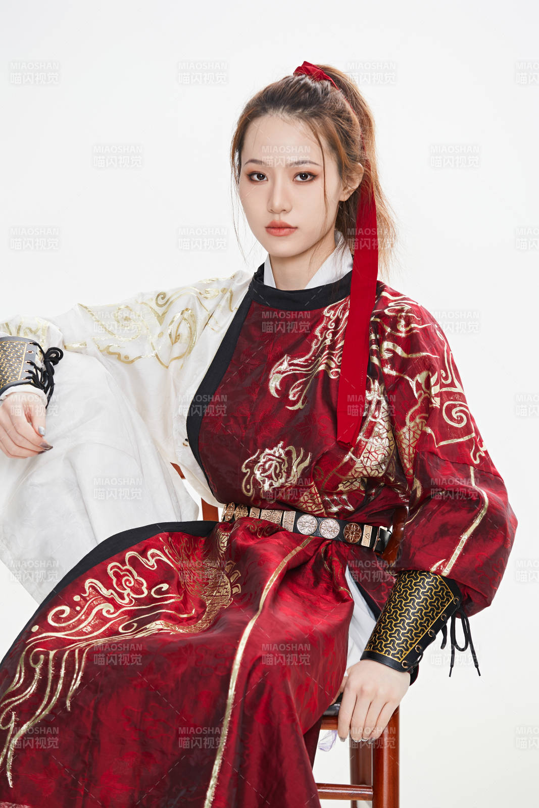 身穿武侠古风汉服英气十足的亚洲美女图片