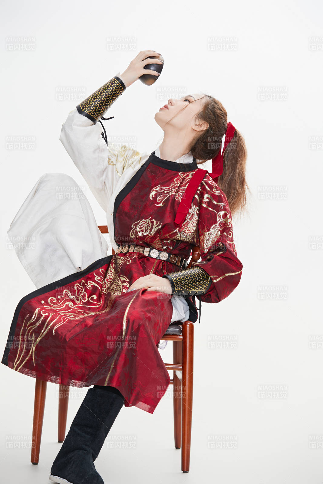 身穿武侠古风汉服英气十足的亚洲美女图片