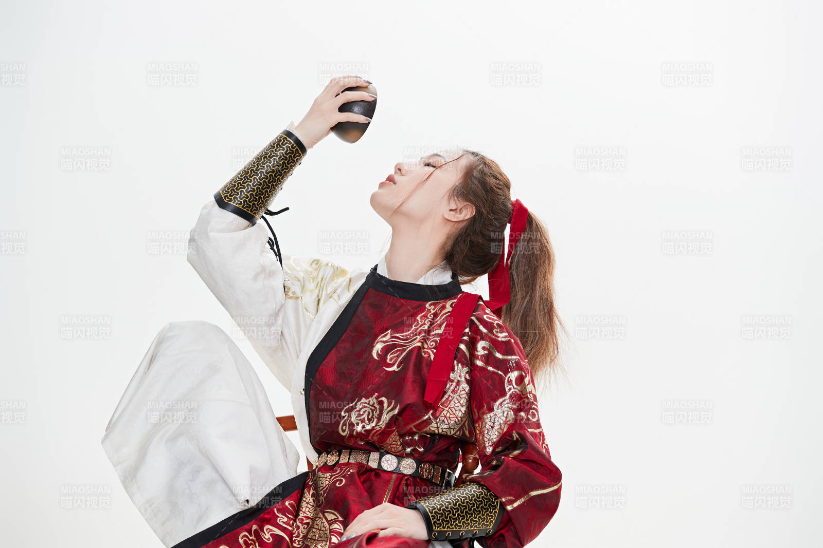 身穿武侠古风汉服英气十足的亚洲美女图片