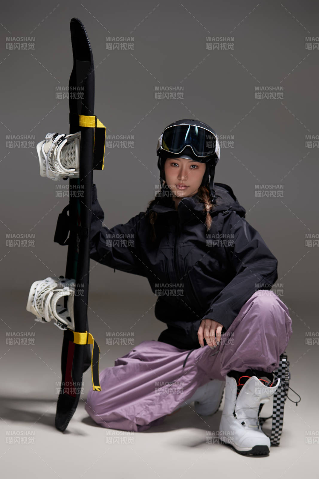 穿戴齐全单板滑雪装备的亚洲美女图片