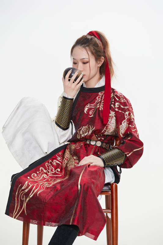 身穿武侠古风汉服英气十足的亚洲美女图片