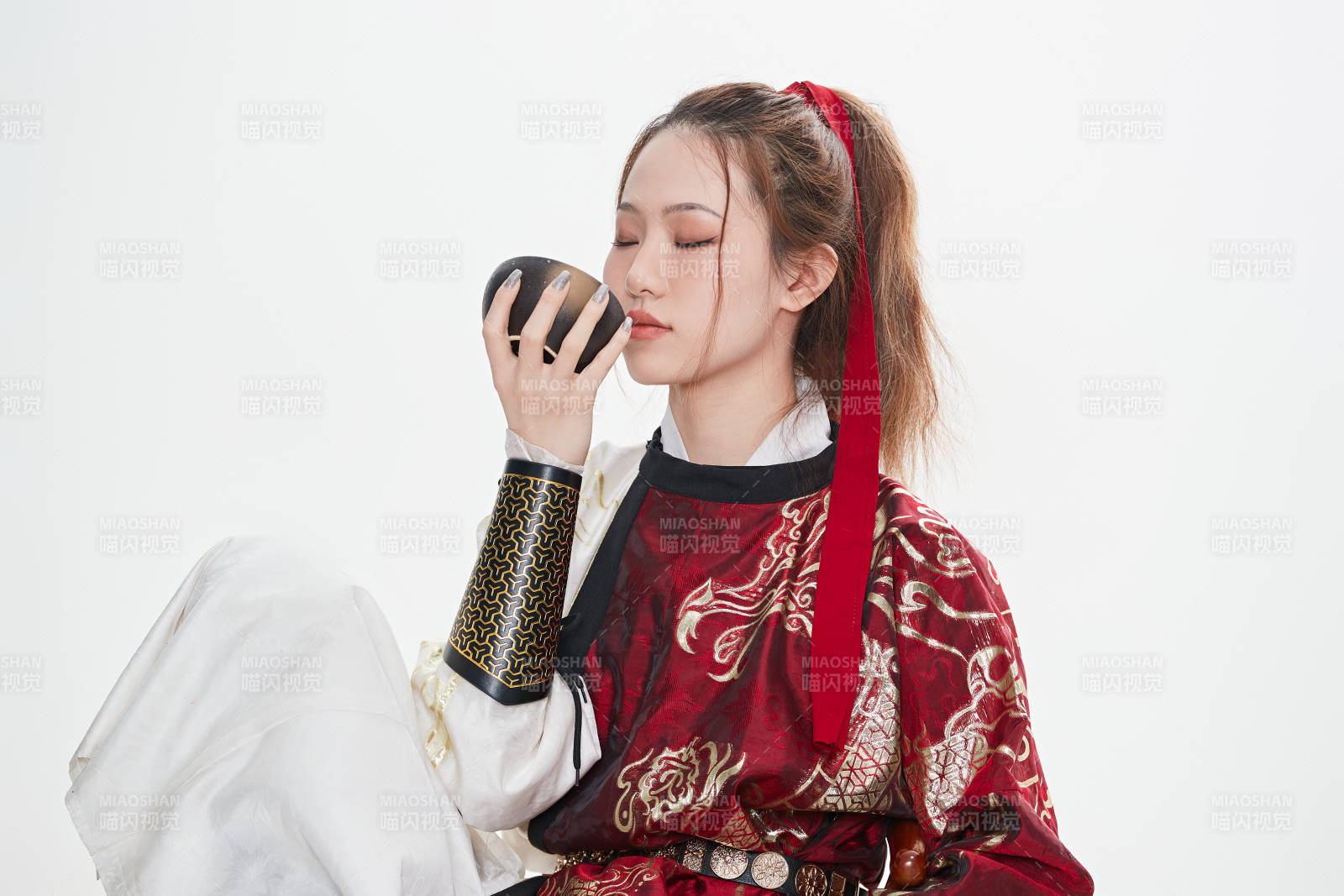身穿武侠古风汉服英气十足的亚洲美女图片