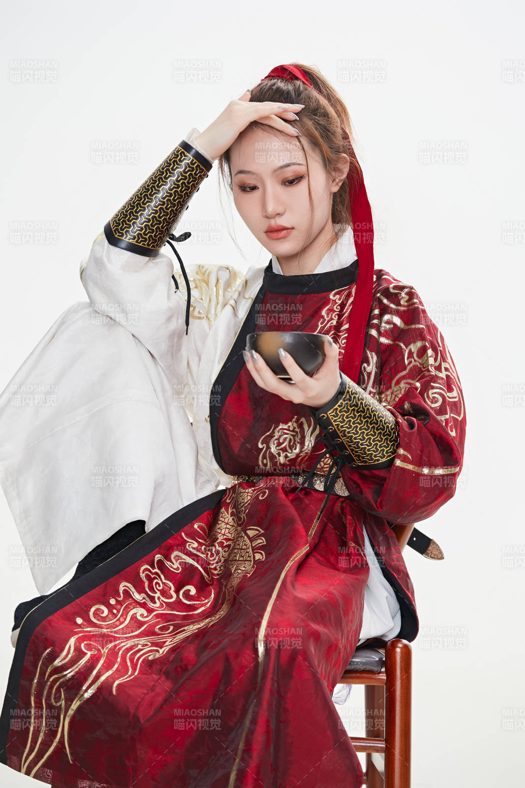 身穿武侠古风汉服英气十足的亚洲美女图片