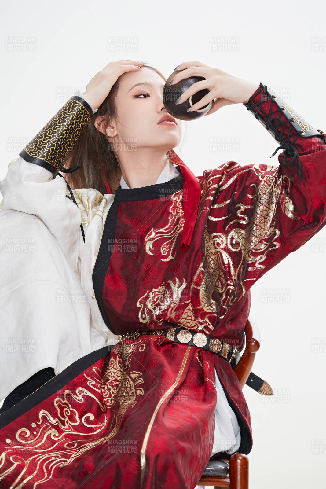 身穿武侠古风汉服英气十足的亚洲美女图片