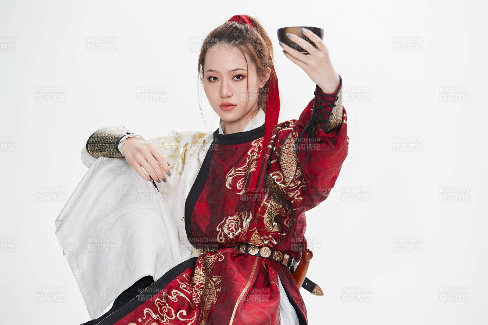 身穿武侠古风汉服英气十足的亚洲美女图片
