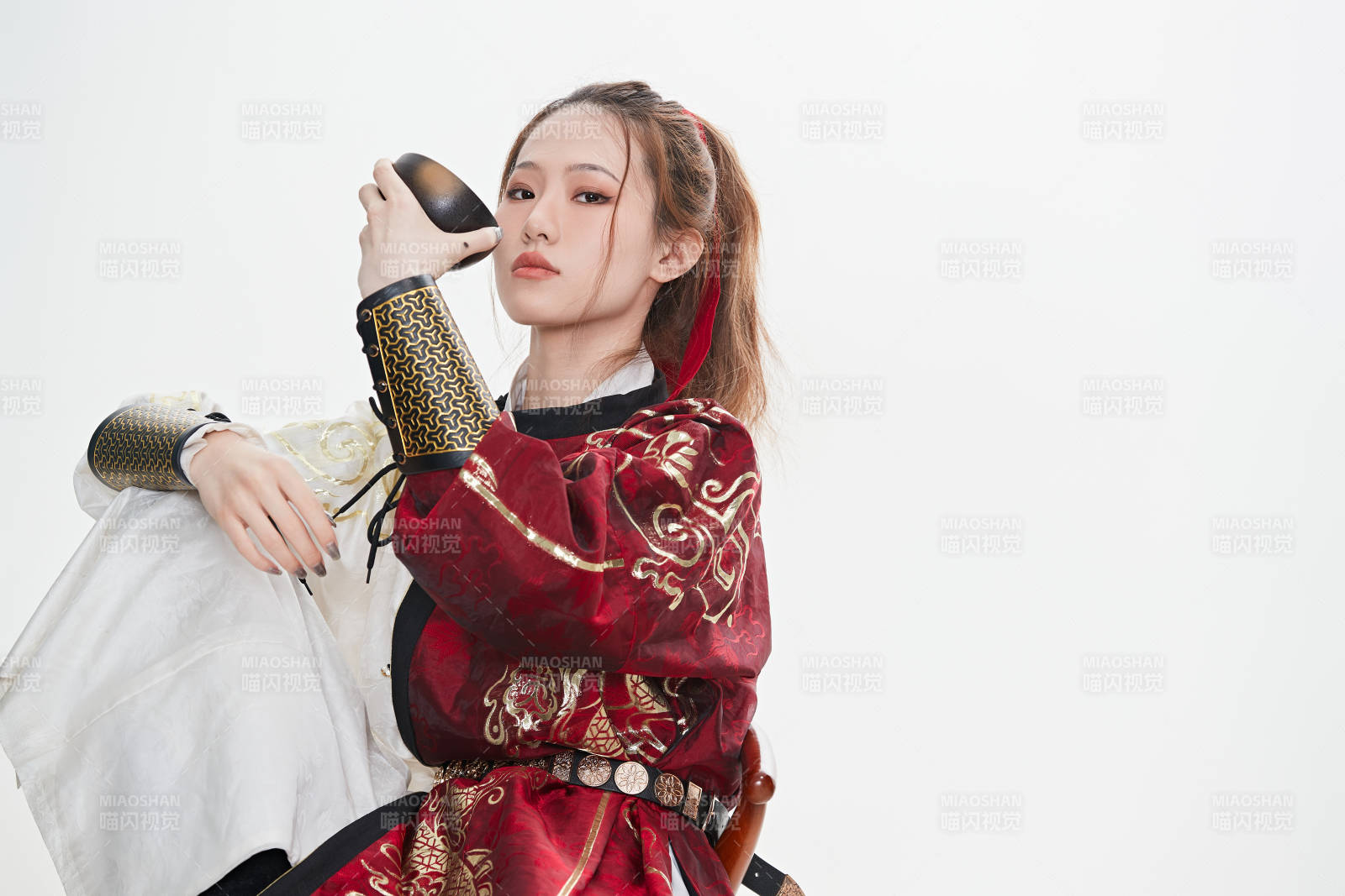 身穿武侠古风汉服英气十足的亚洲美女图片