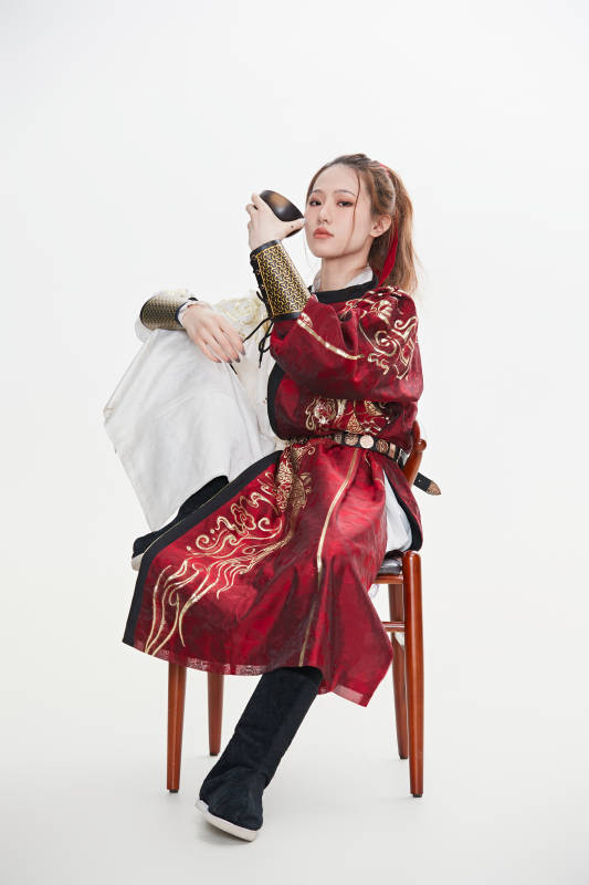 身穿武侠古风汉服英气十足的亚洲美女图片