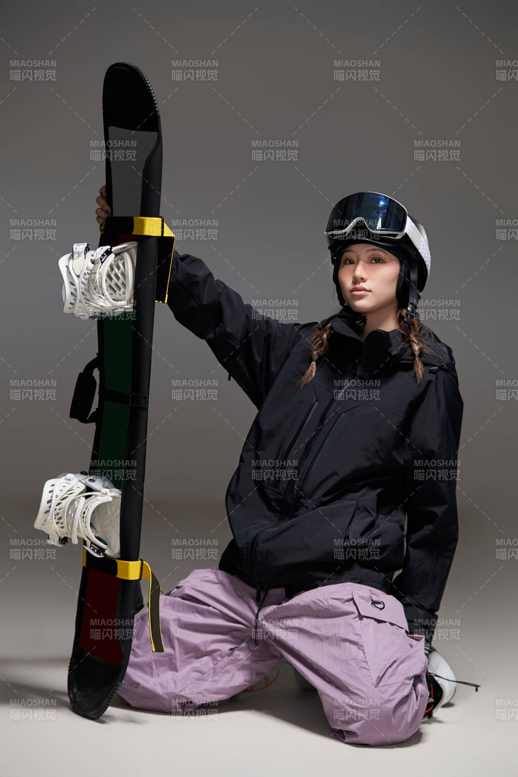 穿戴齐全单板滑雪装备的亚洲美女图片