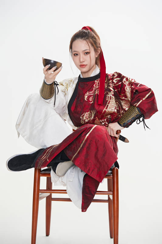 身穿武侠古风汉服英气十足的亚洲美女图片