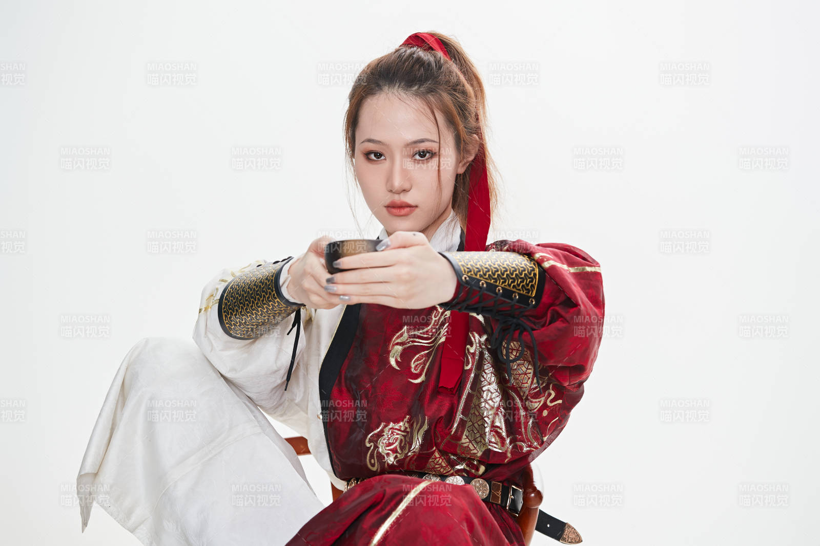 身穿武侠古风汉服英气十足的亚洲美女图片