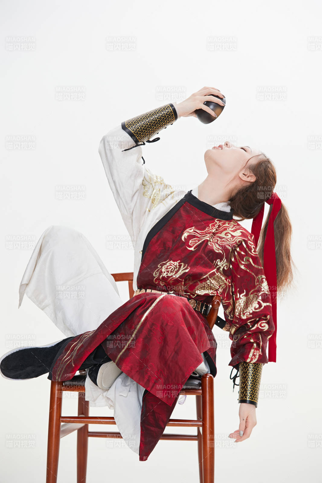 身穿武侠古风汉服英气十足的亚洲美女图片