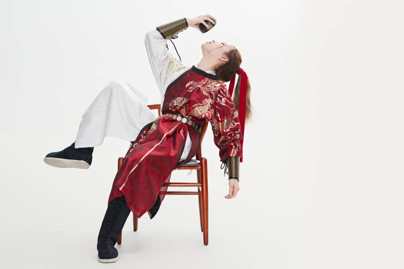 身穿武侠古风汉服英气十足的亚洲美女图片