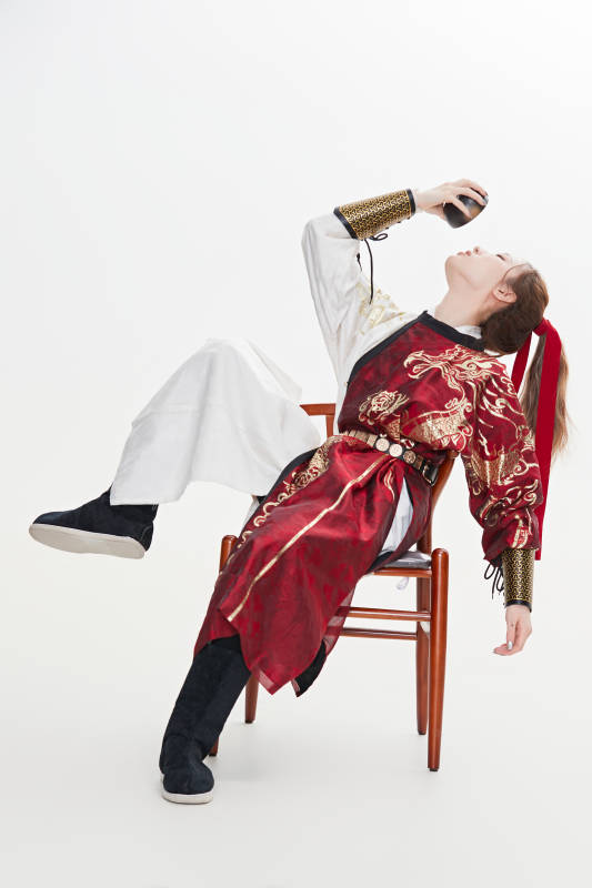 身穿武侠古风汉服英气十足的亚洲美女图片