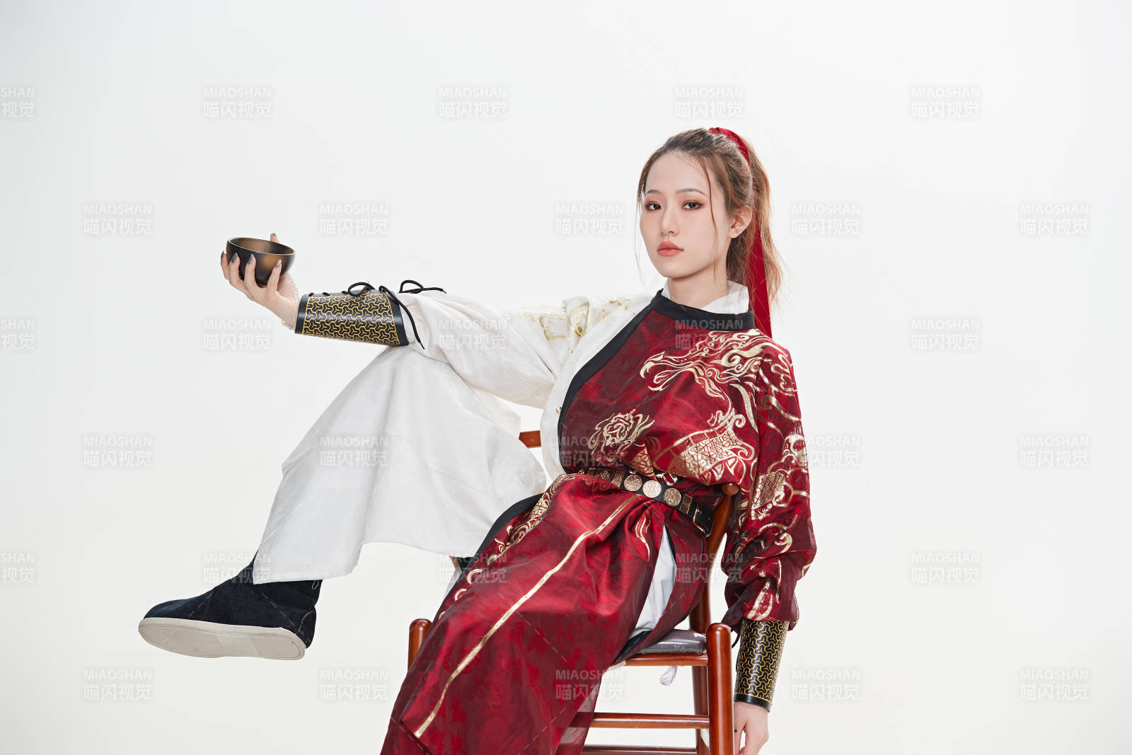 身穿武侠古风汉服英气十足的亚洲美女图片