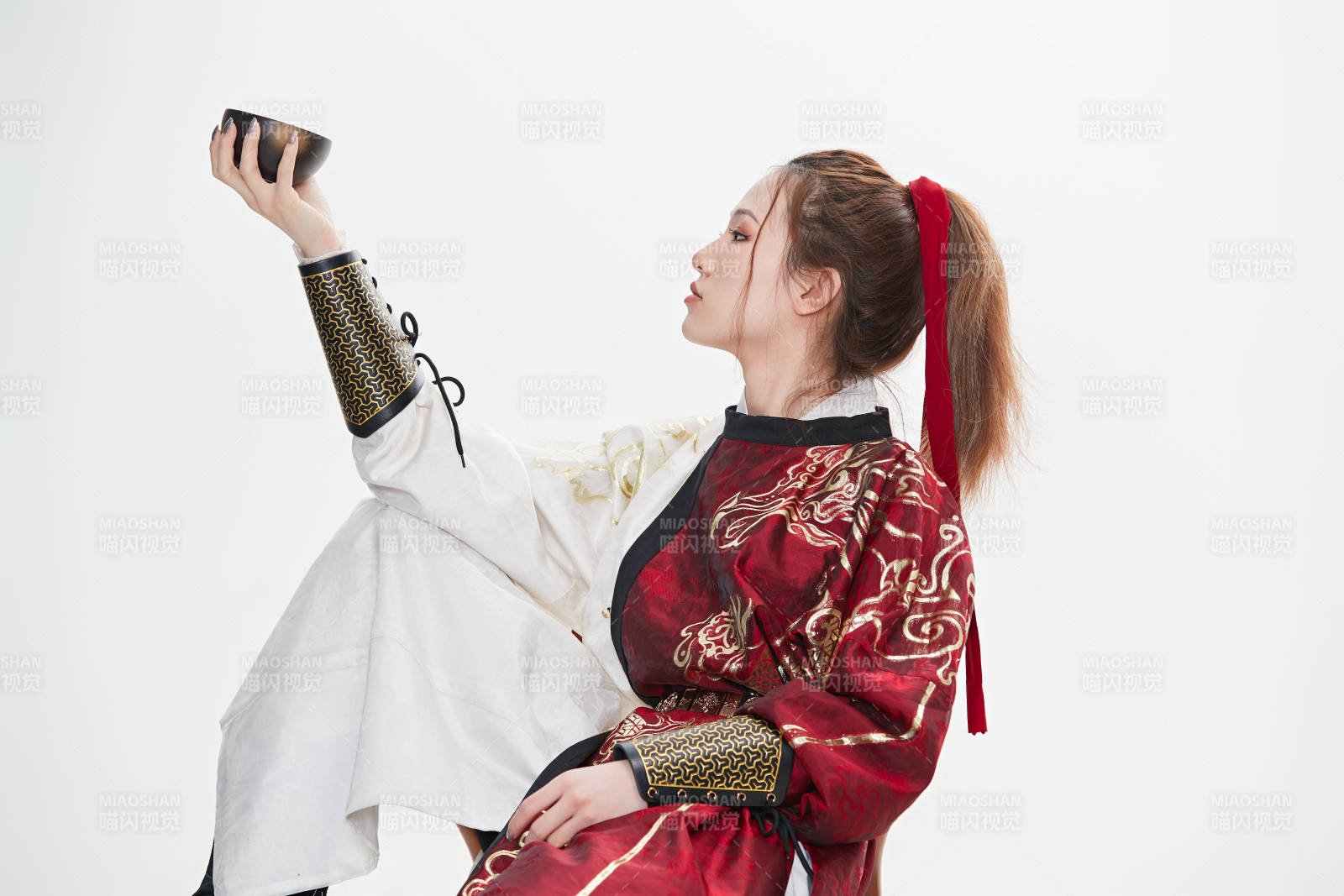 身穿武侠古风汉服英气十足的亚洲美女图片