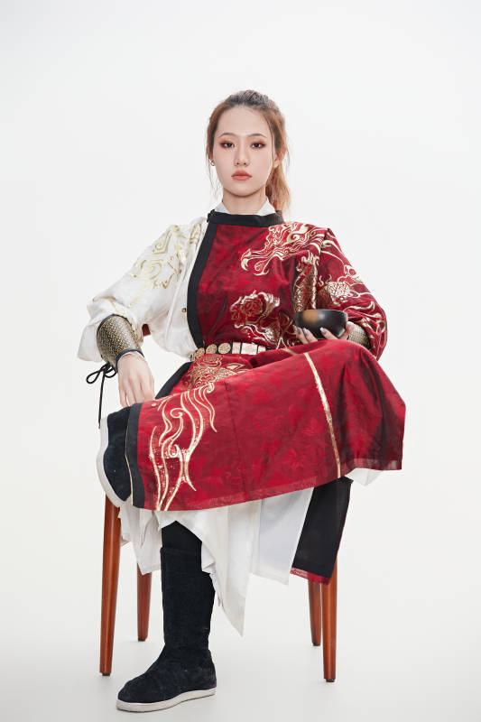 身穿武侠古风汉服英气十足的亚洲美女图片