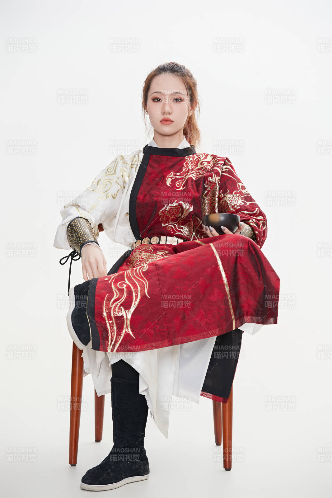 身穿武侠古风汉服英气十足的亚洲美女图片