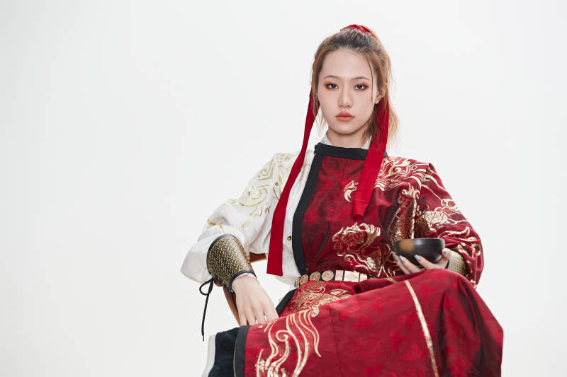 身穿武侠古风汉服英气十足的亚洲美女图片