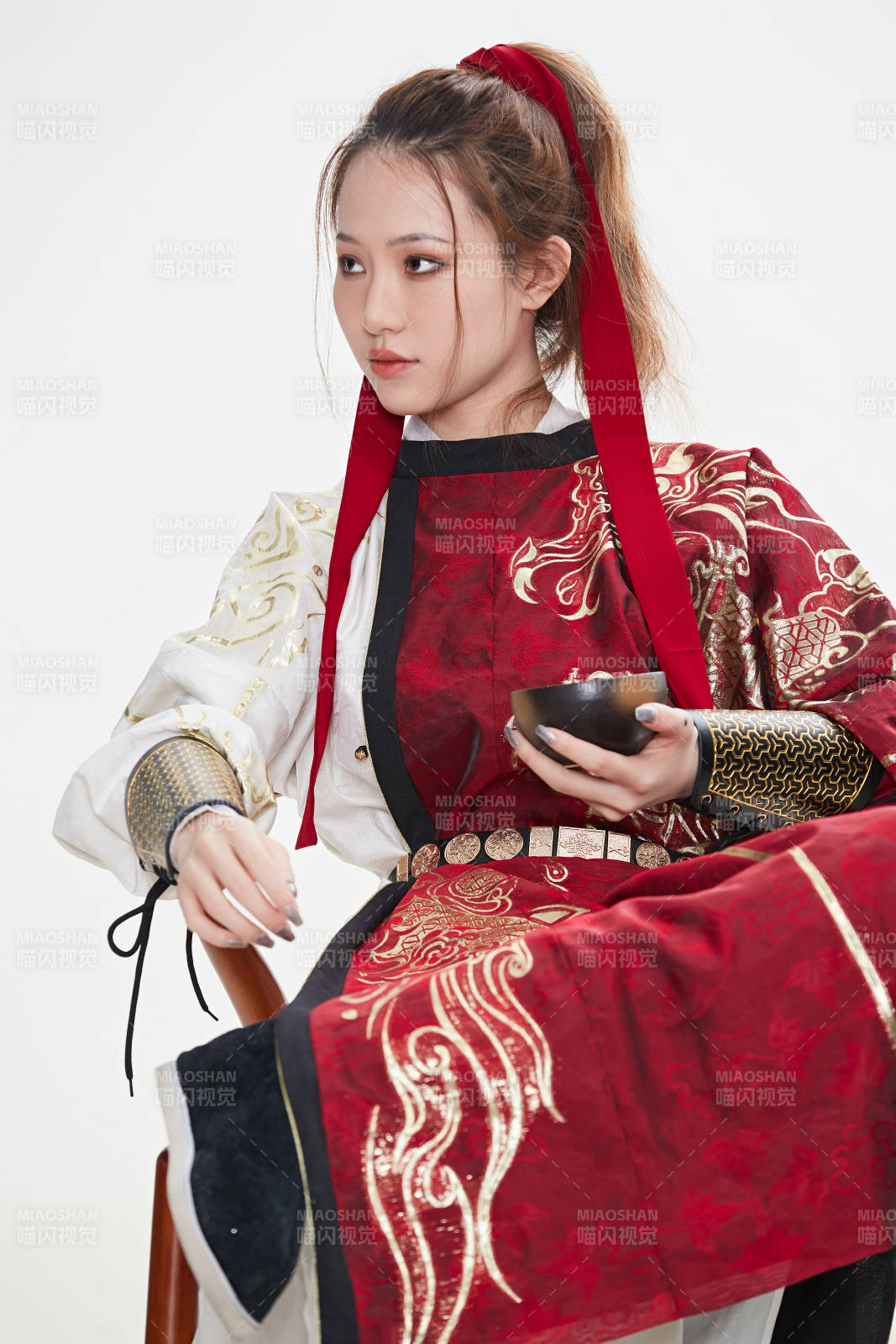 身穿武侠古风汉服英气十足的亚洲美女图片