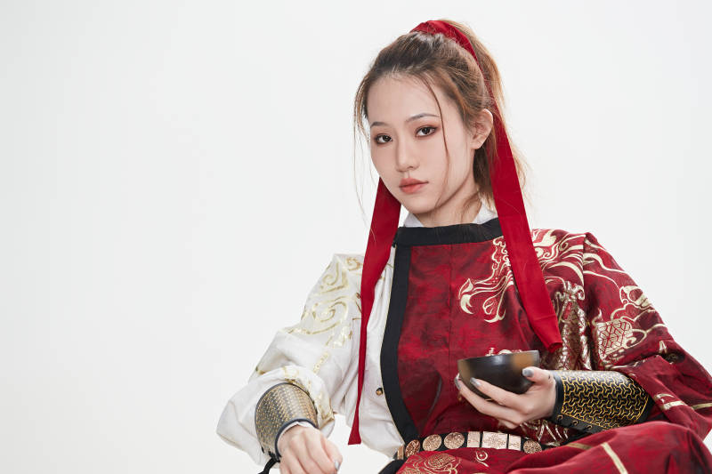 身穿武侠古风汉服英气十足的亚洲美女图片