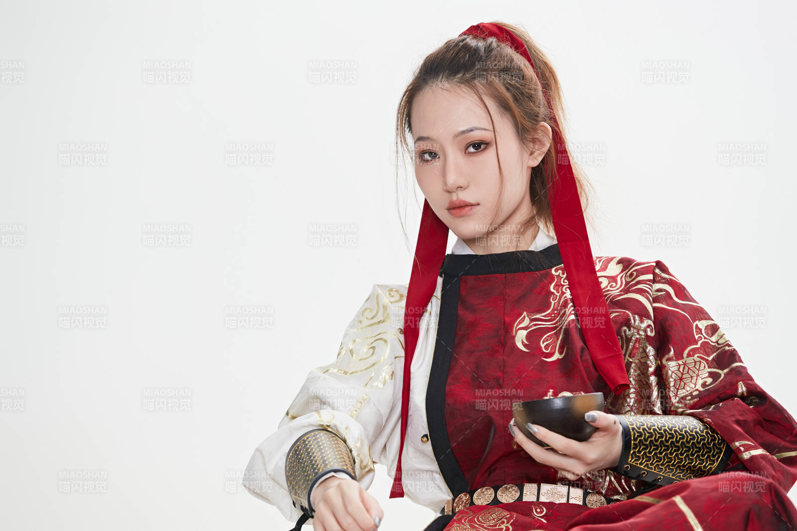 身穿武侠古风汉服英气十足的亚洲美女图片