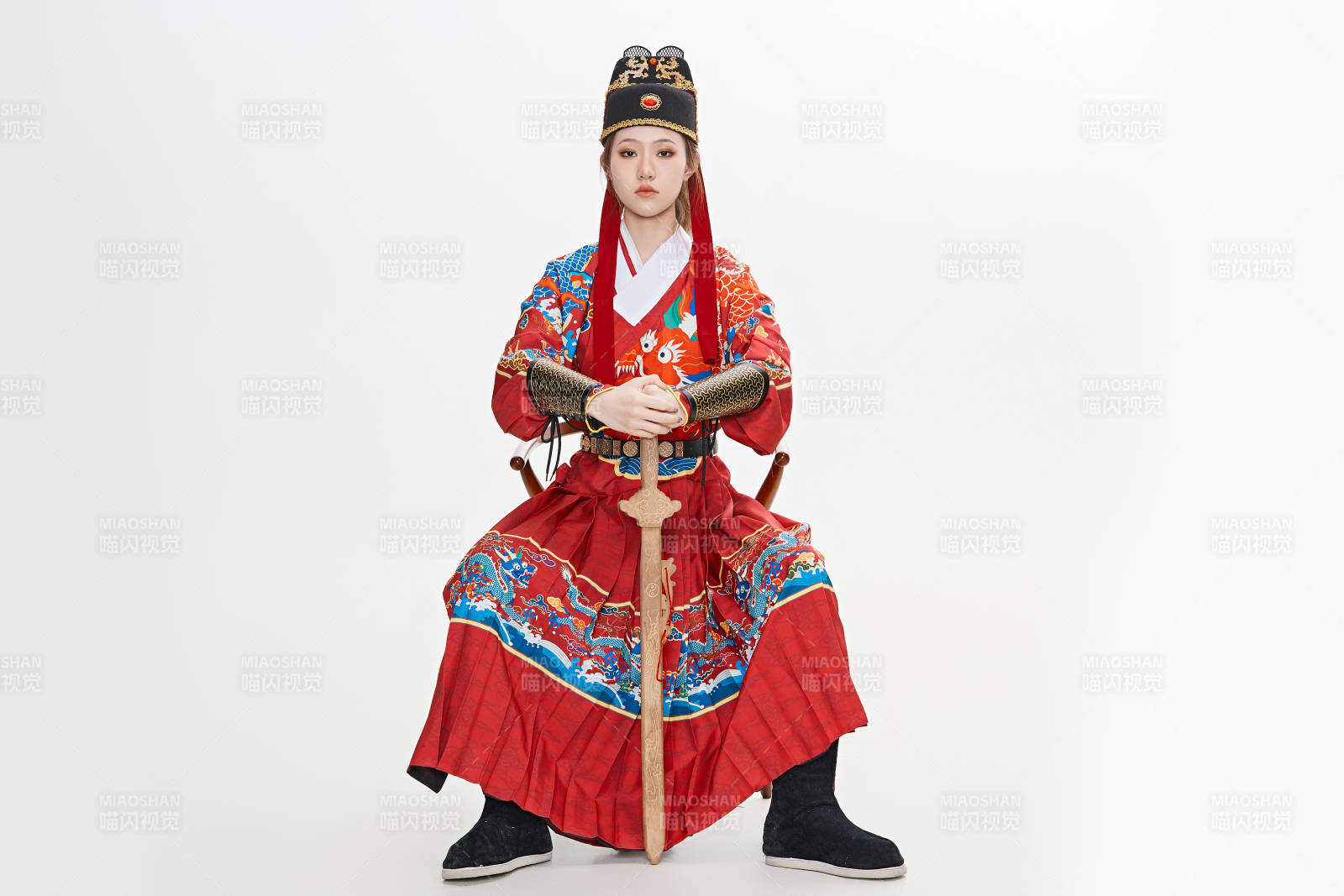 身穿明朝飞鱼服英气十足的亚洲美女图片