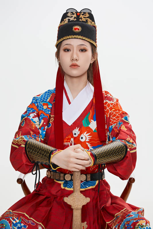 身穿明朝飞鱼服英气十足的亚洲美女图片