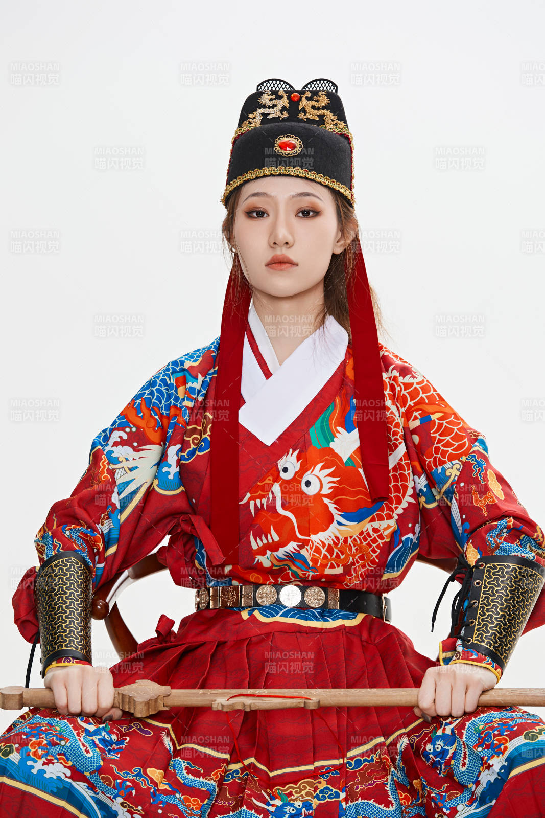 身穿明朝飞鱼服英气十足的亚洲美女图片