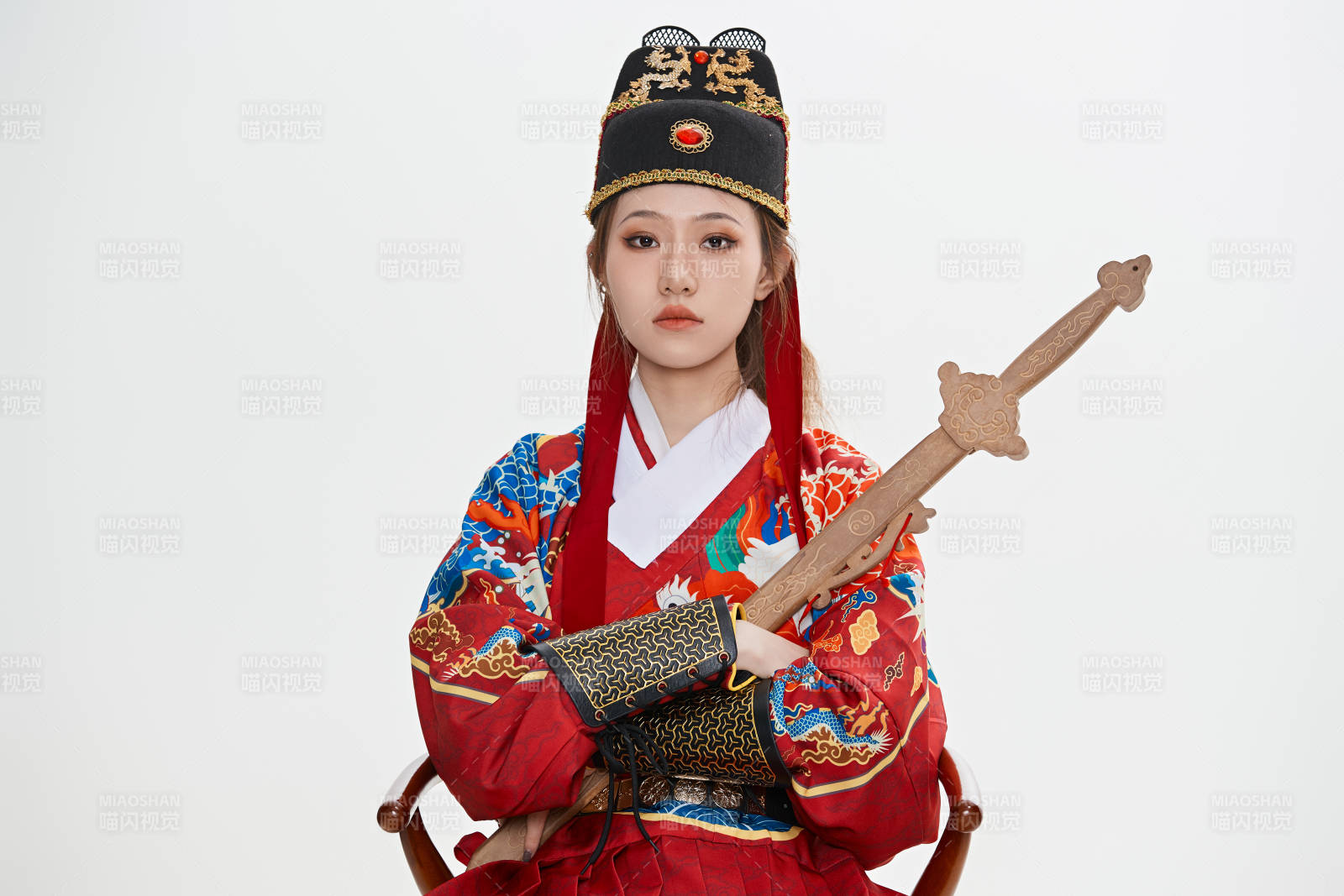 身穿明朝飞鱼服英气十足的亚洲美女图片