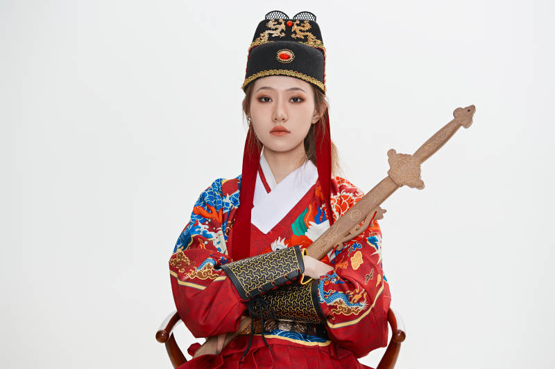 身穿明朝飞鱼服英气十足的亚洲美女图片