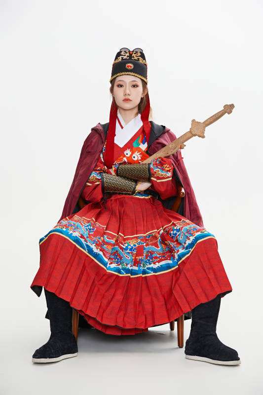 身穿明朝飞鱼服英气十足的亚洲美女图片